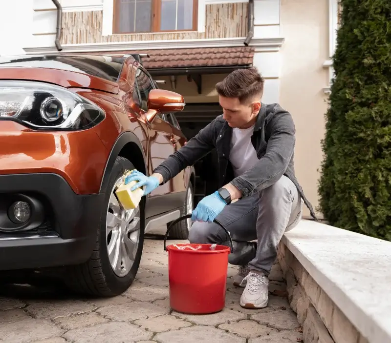 Lavage auto à domicile La Bernerie-en-Retz : professionnel intervenant sur un véhicule